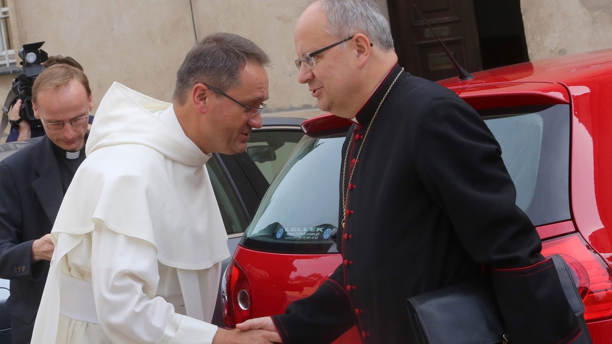 Od drugiego dnia Świąt w Dobrzeniu Wielkim trwa głodówka. Kilkunastu mieszkańców domaga się przyjazdu na Opolszczyznę premier RP lub ministra Błaszczaka. Kilka prób mediacji ze strony biskupa Andrzeja Czaja nie przyniosło skutku, postanowił więc zaapelować bezpośrednio do premier Beaty Szydło. – Jestem głęboko zaniepokojony, żeby nie powiedzieć przerażony tym, co może się wydarzyć, a przecież można temu zapobiec – napisał.