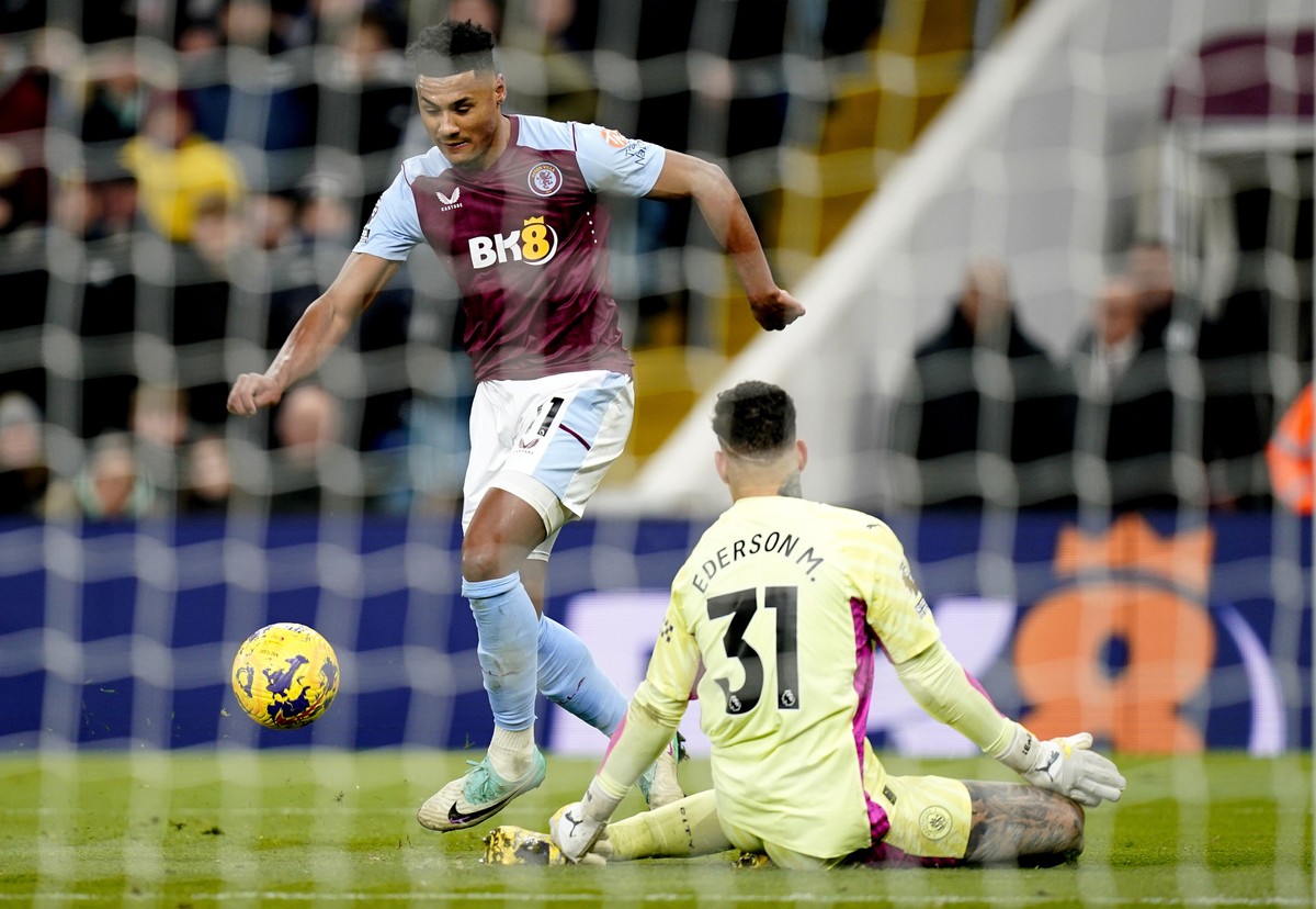 Napastnik Aston Villi Ollie Watkins oko w oko z bramkarzem Manchesteru City Edersonem