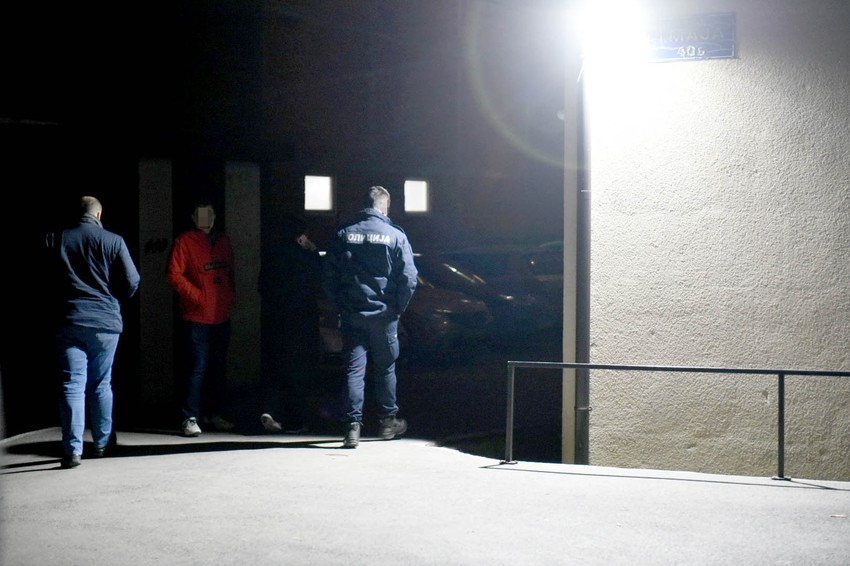 Tuga u Borči: Ulaz u zgradu u kojoj je sinoć iznenada preminula žena