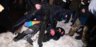 Strajk kobiet. Protestujący na kolanach