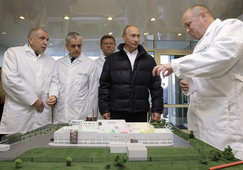 Ruski predsednik Vladimir Putin (C) sa Prigožinom (D) tokom posete "Konkordu" u septembru 2010.