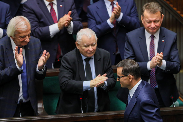 Premier Mateusz Morawiecki (dół) oraz posłowie PiS Ryszard Terlecki (L), Jarosław Kaczyński (C) i Mariusz Błaszczak (P)