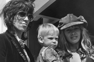 Keith Richards i Anita Pallenberg z synkiem Marlonem, Londyn, 1970 r.