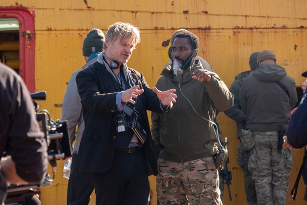 Na planie filmu „Tenet: scenarzysta i reżyser Christopher Nolan oraz John David Washington