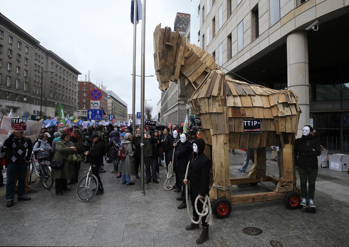 Przeciwnicy TTIP podkreślali, że umowa jest niekorzystna dla Unii Europejskiej i Polski, a prowadzone przez Komisję Europejską i administrację USA za zamkniętymi drzwiami negocjacje przeczą zasadom demokracji. Według nich TTIP nie jest porozumieniem handlowym, tylko umową, która doprowadzi do ograniczenia praw obywatelskich, praw pracowniczych, praw cyfrowych na korzyść wielkich korporacji.
Przed siedzibą Przedstawicielstwa stanął wielki drewniany koń trojański, symbolizujący stojące za porozumieniem międzynarodowe korporacje.