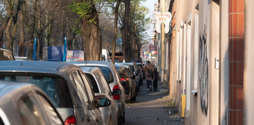 Zabierają kolejne miejsca parkingowe