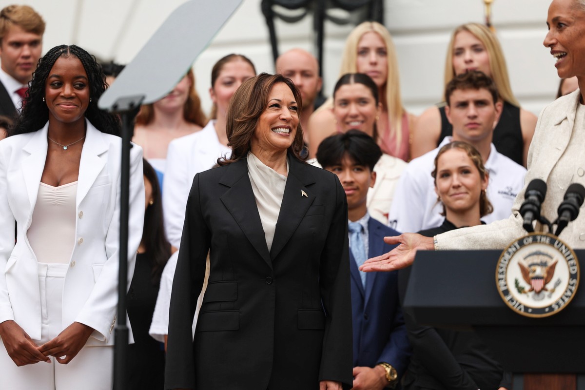 Wiceprezydent USA Kamala Harris zorganizowała imprezę z drużynami mistrzowskimi National Collegiate Athletic Association na trawniku Białego Domu, Waszyngton, USA