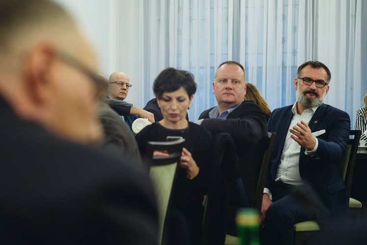 Dziennikarze na spotkaniu z marszałkiem Senatu Stanisławem Karczewskim. Na zdjęciu (mówi) Jarosław Włodarczyk z Press Club Polska