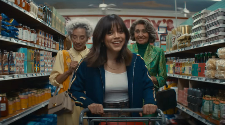 Jenna Ortega chipset vásárol a Doritos reklámjában /Fotó: YouTube