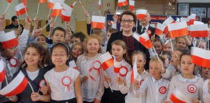 Po świętach nauczyciele zarobią sto złotych więcej. Opozycja: To upokarzające!