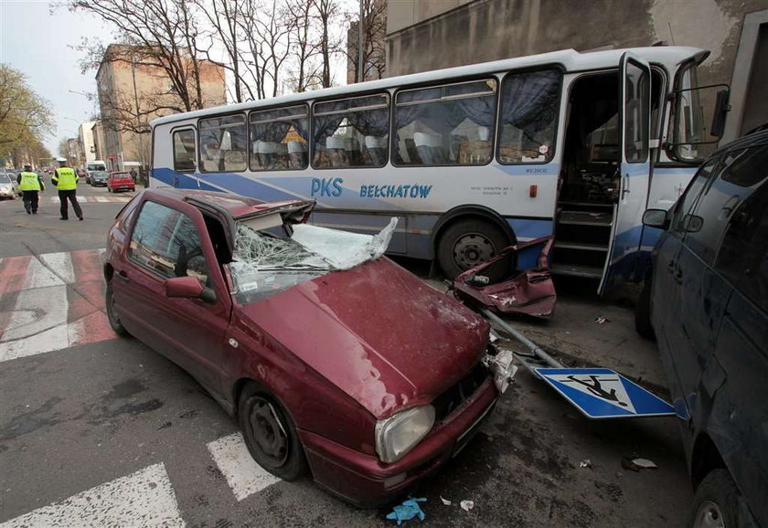  Autobus uderzył w kamienicę 