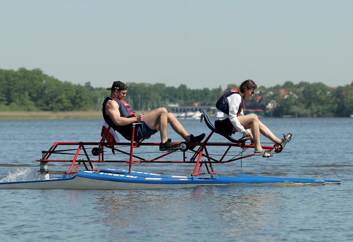 Regatach łodzi napędzanych siłą ludzkich mięśni International Waterbike Regatta 2017, na jeziorze Jeziorak, <br><br> fot. (sj) PAP/Tomasz Waszczuk