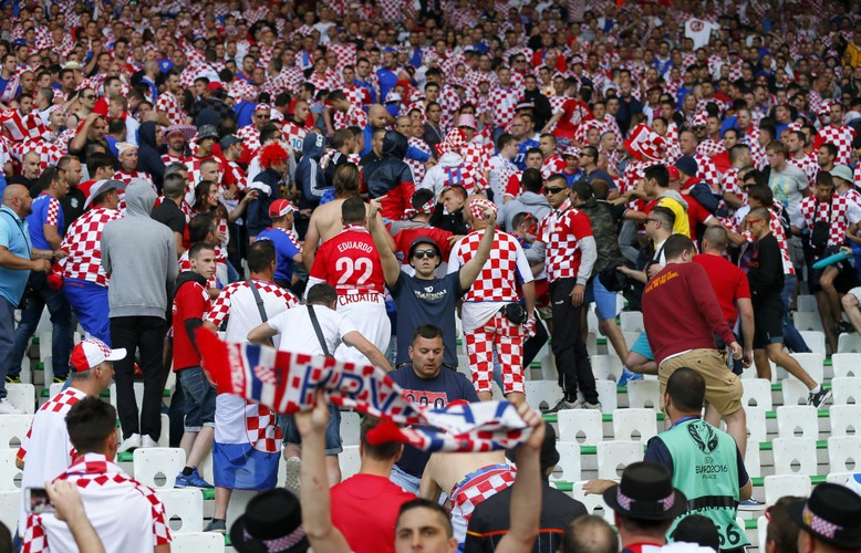 Najpierw Anglicy i Rosjanie, teraz Chorwaci. Kolejni kibice zakłócili mecz Euro 2016