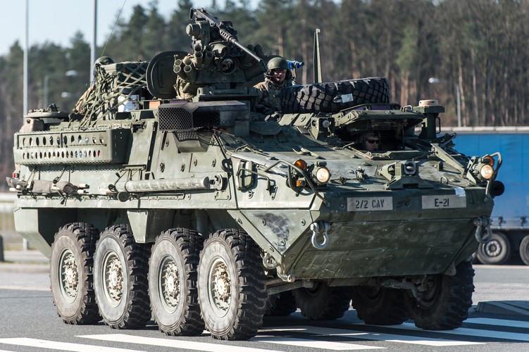 Na trasie przejazdu do Orzysza żołnierze witani są na piknikach. Pierwszy odbył się we Wrocławiu, drugim miejscem postoju był Piotrków Trybunalski. Miejscem trzeciego pikniku NATO jest Warszawa-Wesoła.

<br><br>fot. (cat) PAP/Maciej Kulczyński
