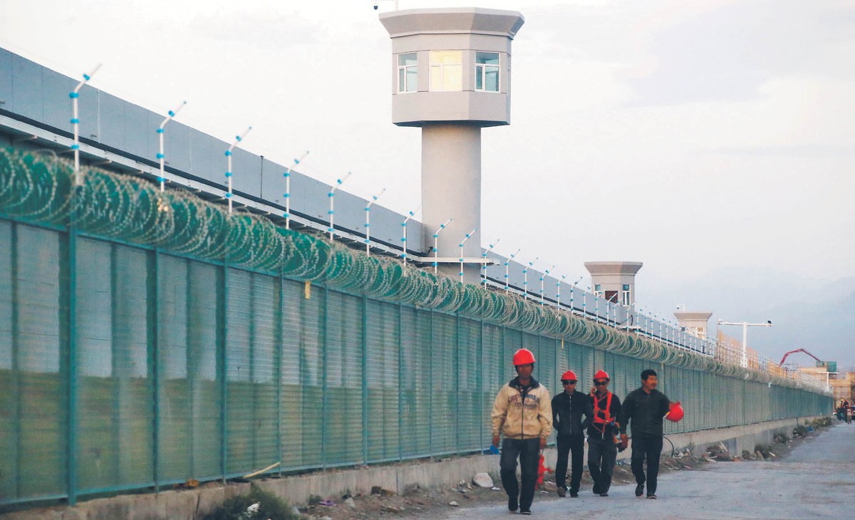 Mur obozu reedukacyjnego w Dabancheng, gdzie przetrzymywani są Ujgurzy