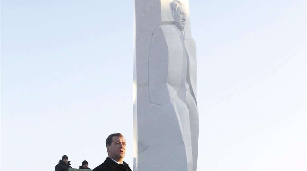 Памятник медведеву брянск фото