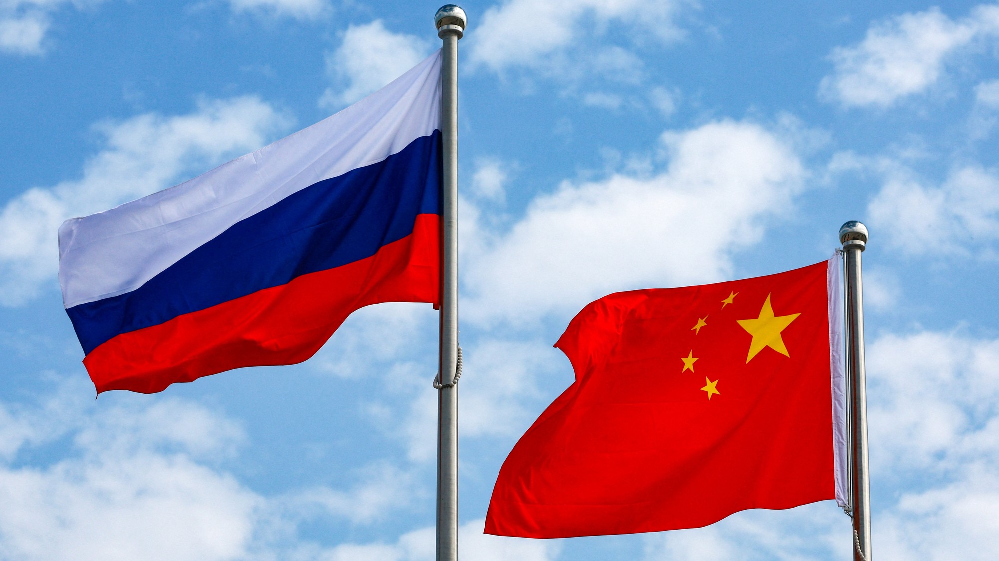 Vlajky Ruska a Číny.
