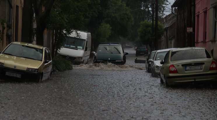 Özönvíz
Kispesten: olyan esőzés volt, 
hogy tengelyig süllyedtek az autók a vízben /Fotó: Isza Ferenc
