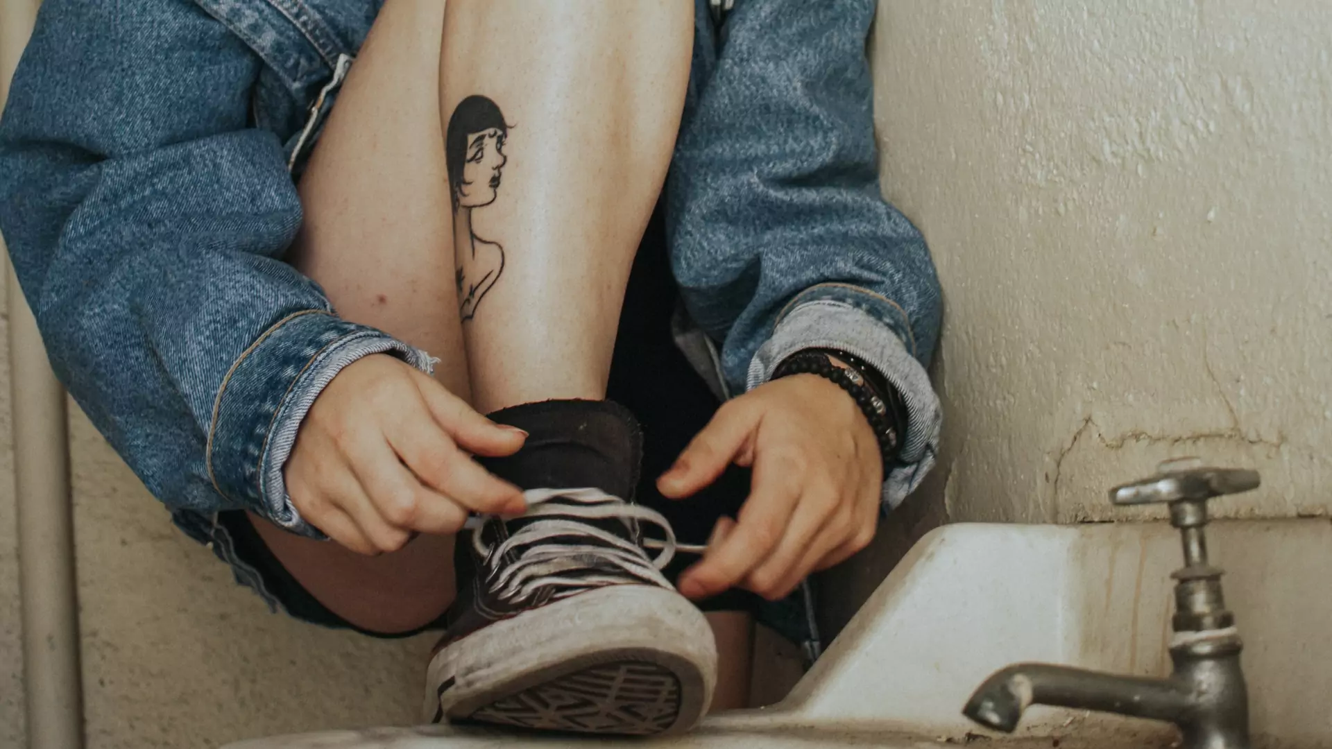 Tatuaż na nodze - jakie trendy rządzą obecnie na Instagramie?