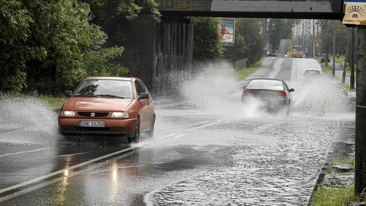 Wojewódzkie Centrum Zarządzania Kryzysowego w Katowicach ostrzega przed intensywnymi opadami deszczu. Ostrzeżenie obowiązuje do 16 maja. W centralnej części województwa dziś i jutro może spaść od 20 do 30 litrów wody na metr kwadratowy. W piątek - nawet 40 litrów.