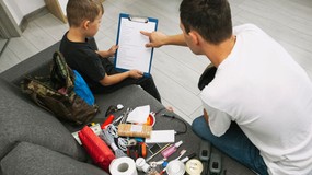 Jak spakować plecak ewakuacyjny? Lista rzeczy w razie wojny. To trzeba mieć w plecaku przetrwania. Poradnik na czas kryzysu