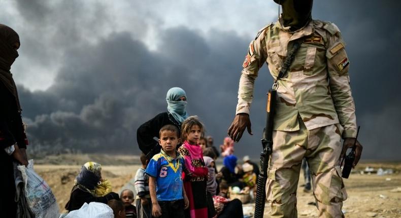 Iraqi families flee the fighting between Iraqi forces and Islamic State jihadists around Mosul on October 24, 2016