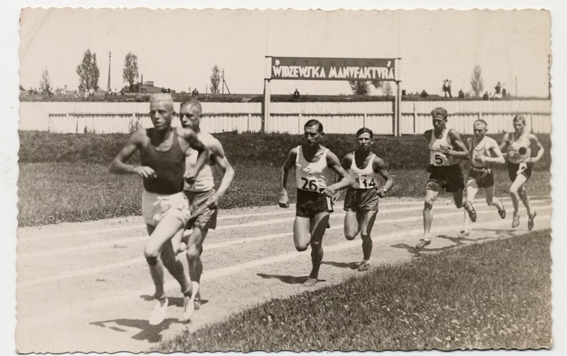 Obiekt KS WIMA, na czele biegnie Bernard Pawlak z ŁKS-u