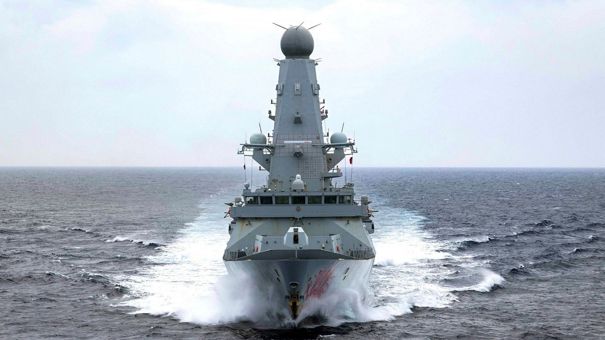 Britanski razarač HMS Dragon