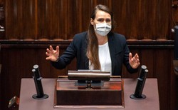 Pomaska i Nowacka biją w PiS. "Są pieniądze dla Rydzyka, TVP i limuzyny..."