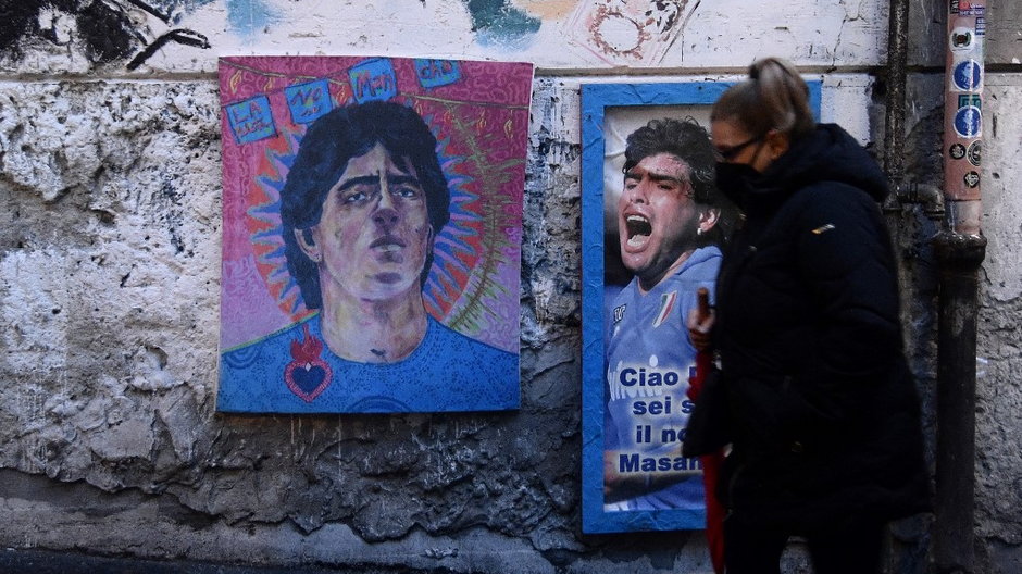 Grafiki upamiętniające Diego Maradonę na ulicach Neapolu, 25 listopada 2021 r.