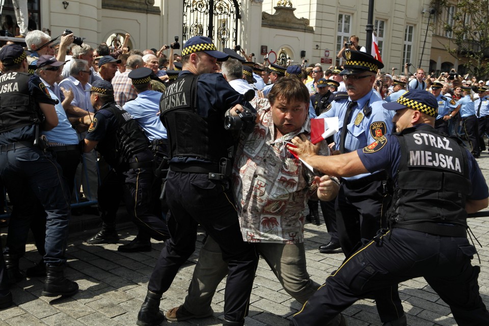 WARSZAWA KRZYŻ PRZED PAŁACEM PREZYDENCKIM PROTESTY