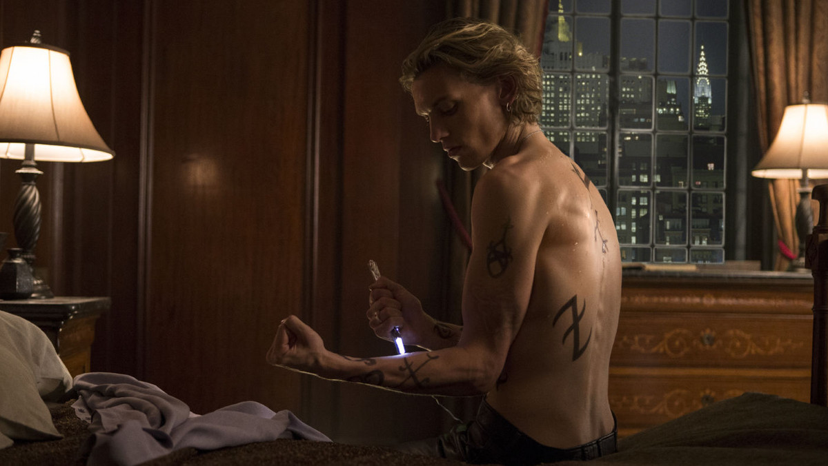 Jamie Campbell Bower rozpoczął przygodę z aktorstwem od roli u boku Johnny'ego Deppa. Ale to teraz, dzięki "Darom anioła: Miastu kości", ma szansę na światową sławę. Nam udało się porozmawiać z nim Berlinie przy okazji uroczystej premiery filmu.