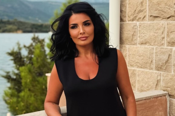 MILENA POPOVIĆ PREPLANULA U MINIĆU Oglasila se sa mora i pokazala kako uživa! Iza nje prelep pogled, a ona blista (FOTO)