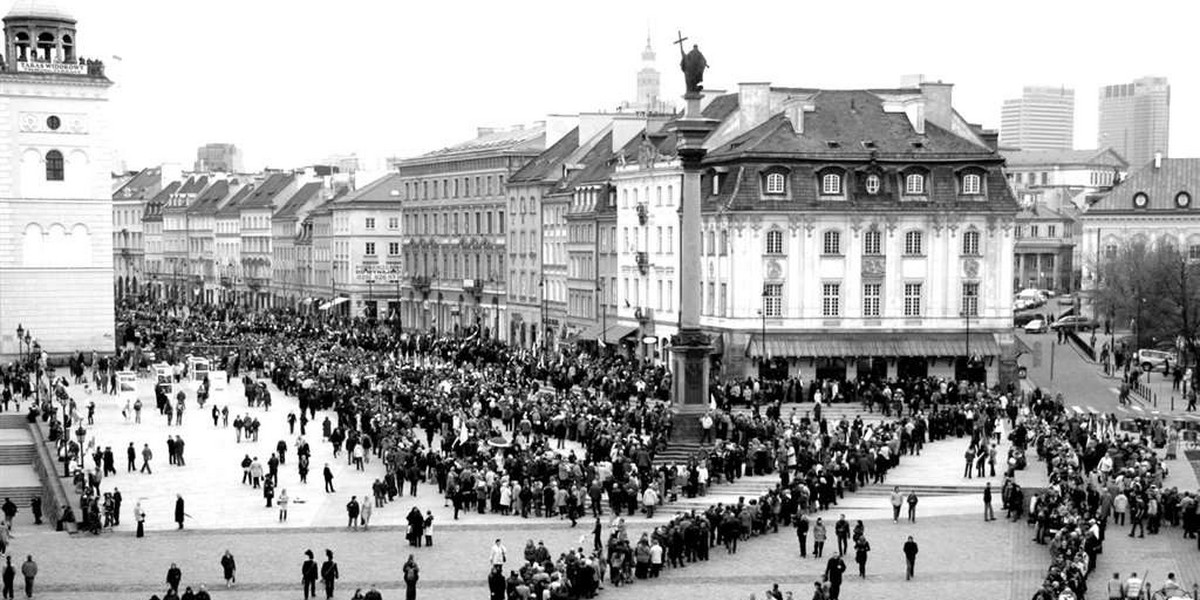 Zobacz, kto nie musi stać w kolejce do Pałacu