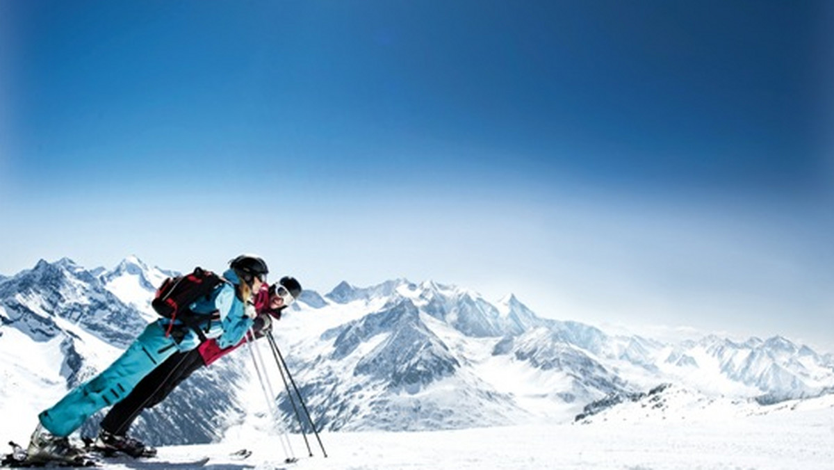 Wbrew niektórym opiniom majówka to idealny czas na… narty, oczywiście tylko, jeśli wybierzemy się gdzieś, gdzie gwarancja śniegu będzie stuprocentowa. Najlepszym miejscem na zimowy urlop wiosenną porą są regiony narciarskie położone powyżej 2.000 m n.p.m., o czym doskonale wiedzą uczestnicy kolejnej edycji polskiej majówki na lodowcu Hintertux w austriackim Tyrolu - impreza z cyklu The Polish Pow(d)er Week rusza już jedenasty raz 30 kwietnia i potrwa do 7 maja.
