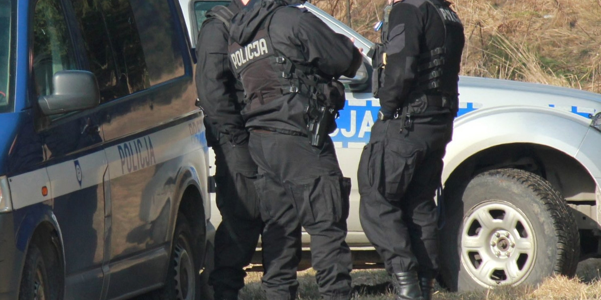 Funkcjonariusze z tarnowskiej policji zostali zaatakowani maczetą przez 20-latka. 