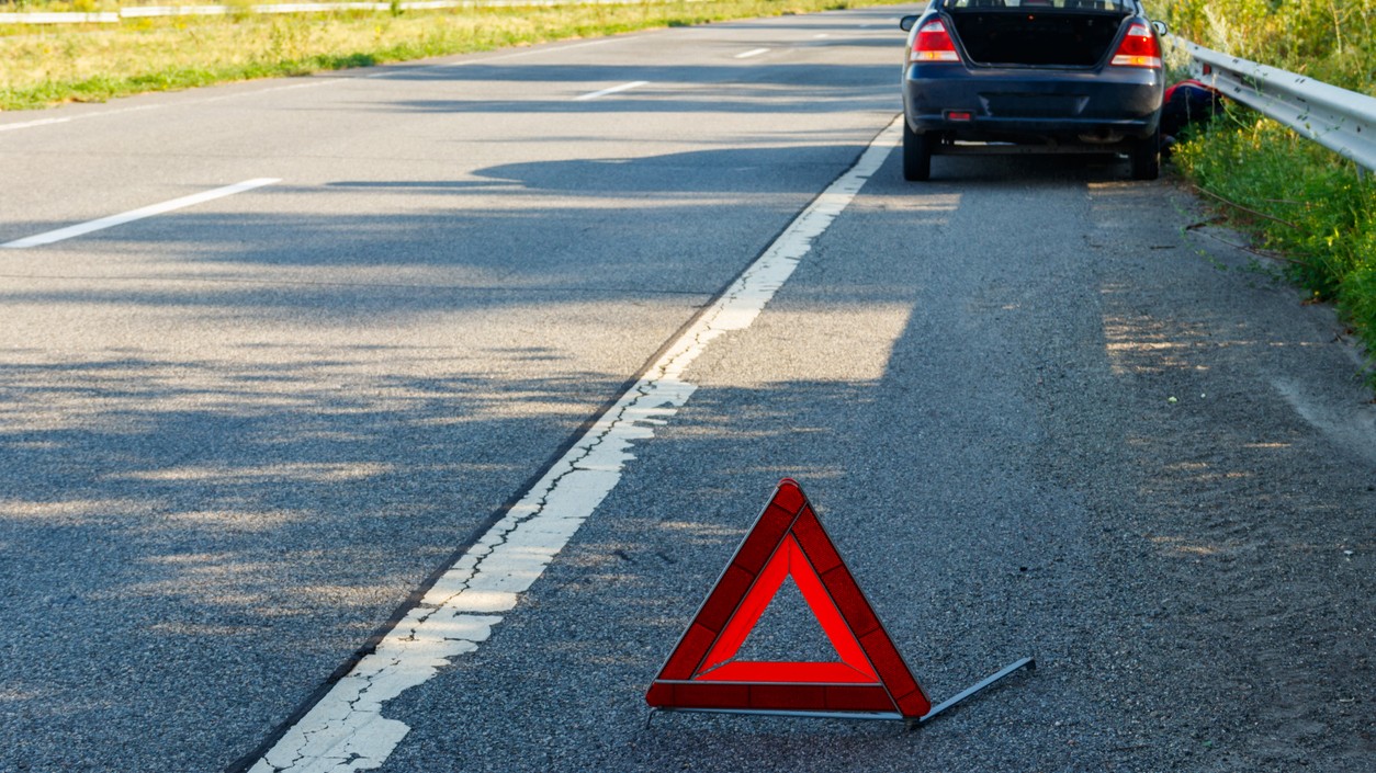 Správny postup pri nehode na diaľnici vyžaduje okamžité zapnutie výstražných svetiel a presun posádky do bezpečia za zvodidlá. Vodiči aj na Slovensku by mali mať reflexnú vestu vždy v dosahu priamo v kabíne. 