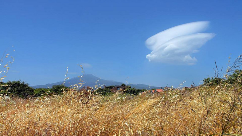 Końcem tamtego tygodnia wybuchła sycylijska Etna. O tym, że dojdzie do erupcji zapowiadały kłęby. Po kilku dniach od wybuchu nad wulkanem na niebie pojawiła się niezwykła, przypominająca anioła chmura.