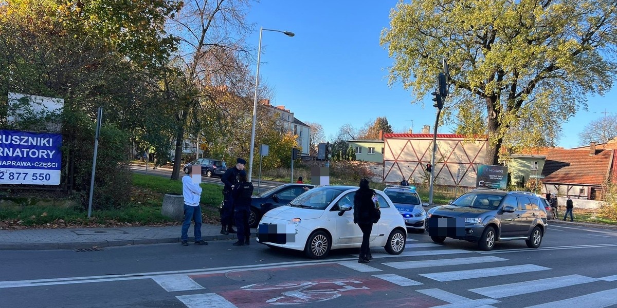 Kierująca fiatem potrąciła dwie osoby na przejściu dla pieszych. 