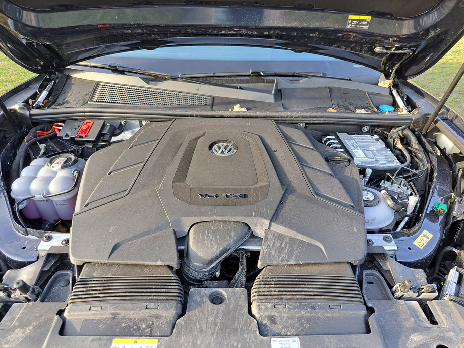 Volkswagen Touareg ma pod maską duży, benzynowy silnik. Wspomaga go silnik elektryczny, dzięki któremu 3-litrowe V6 może mało palić, szczególnie w mieście.