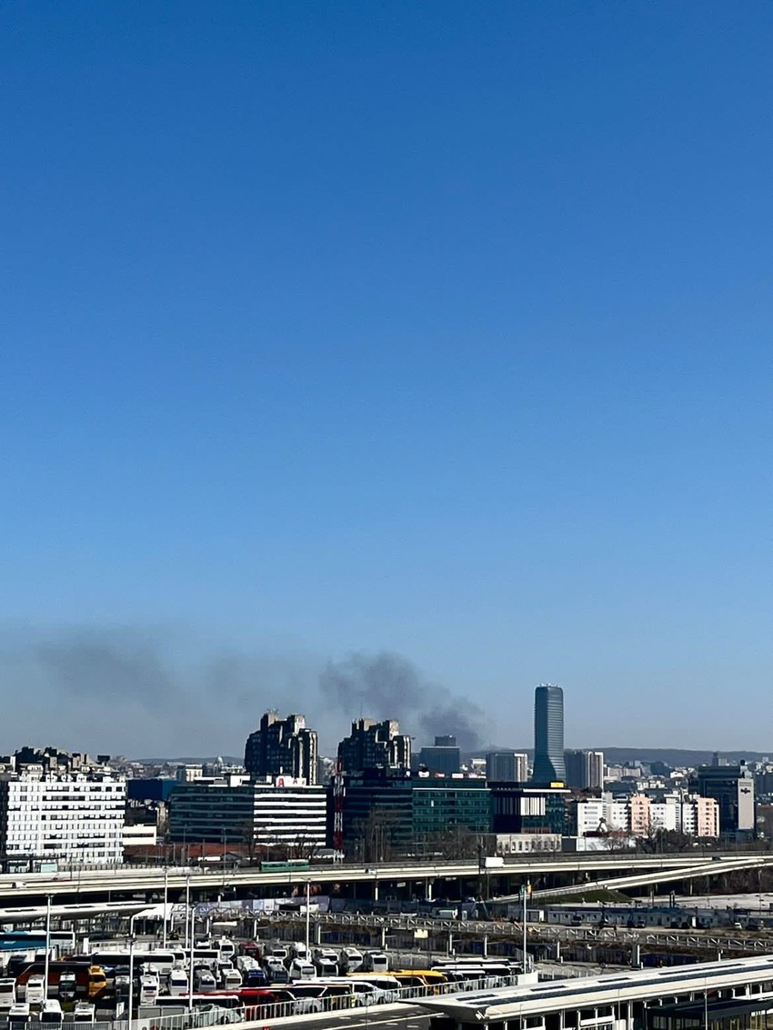 Gust crni dim vidi se sa Novog Beograda