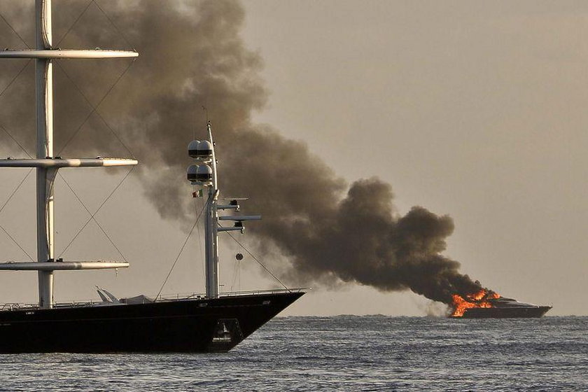 Spłonął jacht prezesa Napoli. Nakręcił to... Cannavaro