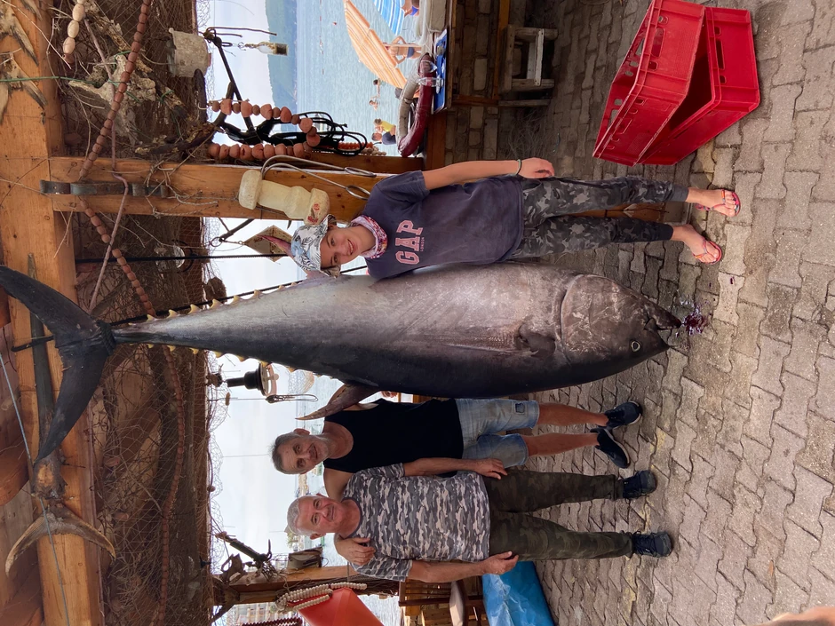 Anđelika sa kumom, stricem i tunom od koje je ostalo 170 kilograma mesa