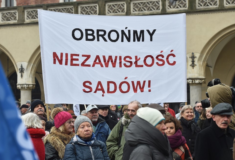 KRAKÓW DEMONSTRACJA KOD W OBRONIE SĘDZIÓW (pikieta KOD)