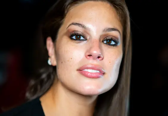 Ashley Graham pokazuje ciało po porodzie. "Ta sama ja. Kilka nowych historii" podpisała zdjęcie ukazujące rozstępy