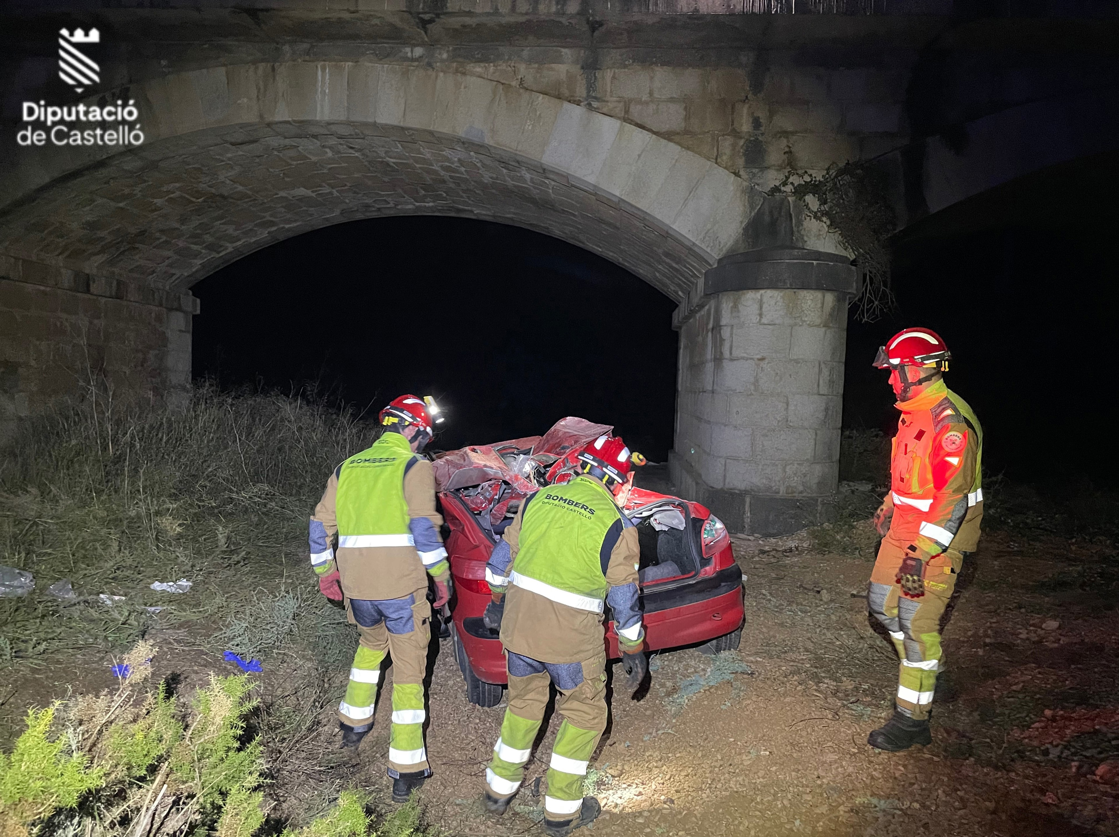 Mueren dos jóvenes al caer su coche desde un puente en Castellón