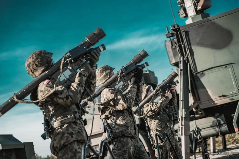 PPZR Piorun to polski naramienny zestaw przeciwlotniczy służący do zwalczania dronów, samolotów i śmigłowców na dystansie do 6,5 km.