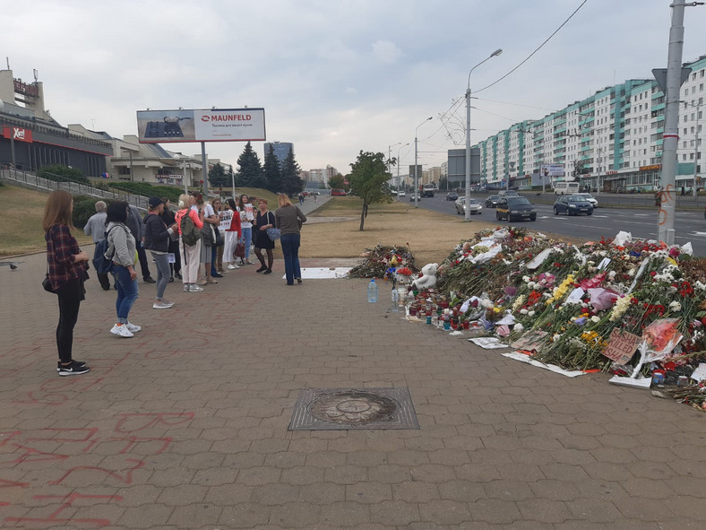 Kwiaty złożone w miejscu śmierci demonstranta w Mińsku.