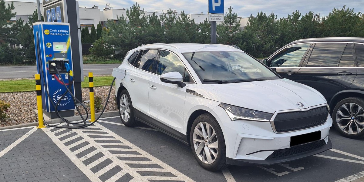 Punkt ładowania aut elektrycznych przy sklepie Lidl.