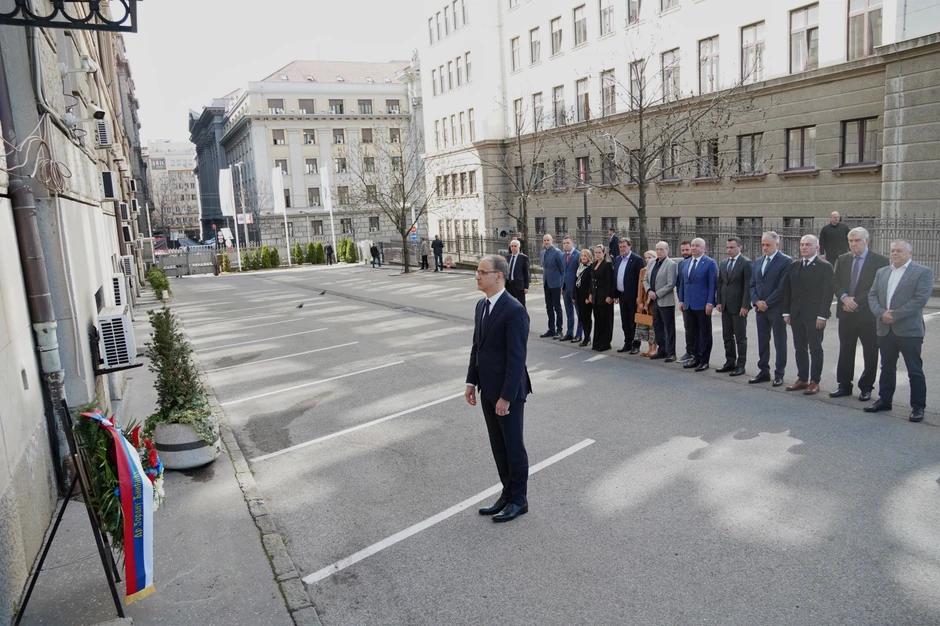 Članovi vlade položili vence